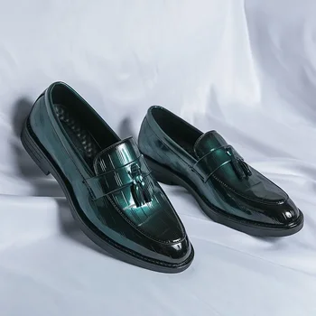 Мужская обувь Зеленый Черный Лоферы Мужчины PU Тисненый узор Кисточка Украшение Круглый носок Деловая Деловая Обувь Большие размеры 38-46