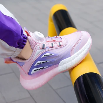 2023 Летняя спортивная обувь для девочек Новая детская спортивная обувь с поворотными кнопками Модные дышащие спортивные кроссовки для мальчиков на открытом воздухе